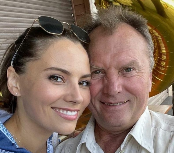 Звезда «Поймать Кайдаша» Антонина Хижняк снялась с отцом-именинником на даче