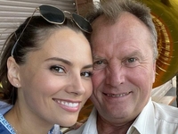 Звезда «Поймать Кайдаша» Антонина Хижняк снялась с отцом-именинником на даче