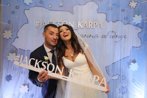 Наталка Карпа показала архивные фото со свадьбы и ответила на слухи о разводе