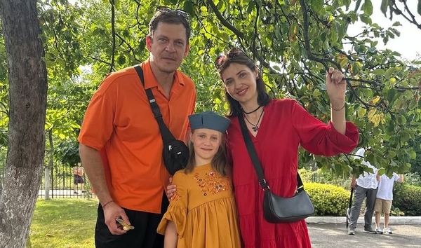 Звезда «Женского доктора» Исаенко показал редкие фото с женой и дочерью