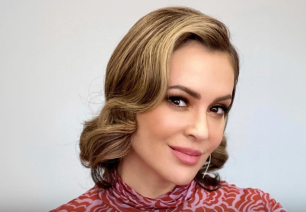 «Сегодня я настоящая и свободная»: Алисса Милано удалила грудные импланты