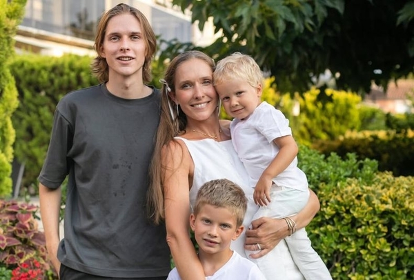 Осадчая поздравила сына с 23-летием и высказалась об опыте раннего материнства