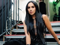 Известная певица травмировалась из-за падения со сцены