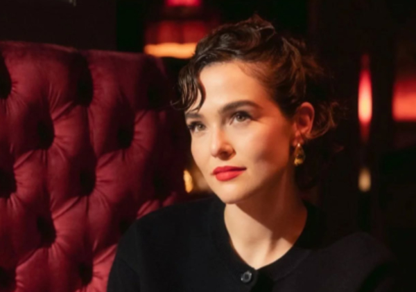 Звезда фильма «Почему он?» Зои Дойч впервые выходит замуж