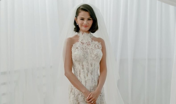 Селена Гомес показала свои три свадебные платья на новых фото с церемонии