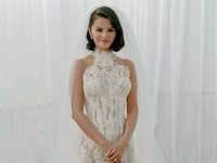 Селена Гомес показала свои три свадебные платья на новых фото с церемонии