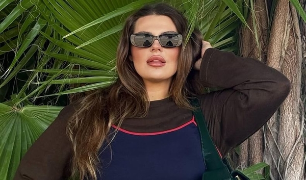 «Вернулась в лето»: Зарицкая на отдыхе в Испании сделала селфи в купальнике