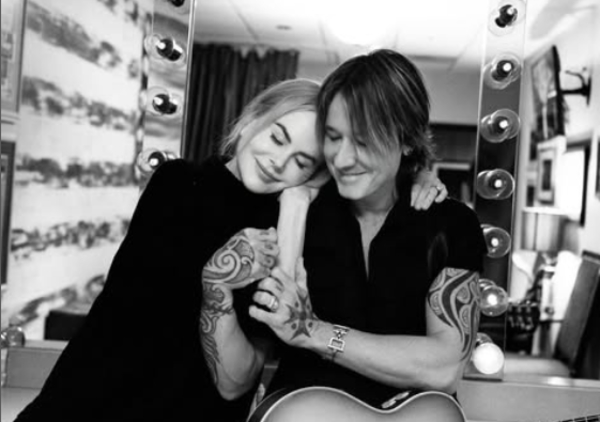 Николь Кидман впервые после объявления о разводе появилась на публике с дочерьми