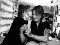 Николь Кидман впервые после объявления о разводе появилась на публике с дочерьми