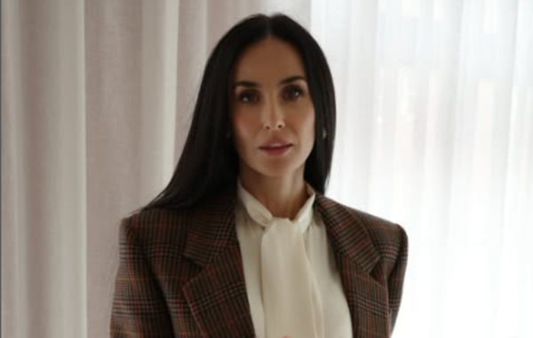 Деми Мур впервые со съемок в «Стриптизе» вернула себе челку — фото