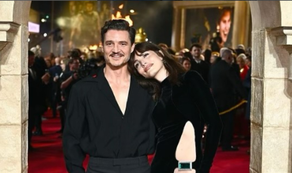 Трансгендерная сестра Педро Паскаля прошлась по подиуму на Неделе моды в Париже