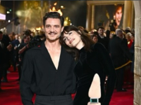 Трансгендерная сестра Педро Паскаля прошлась по подиуму на Неделе моды в Париже