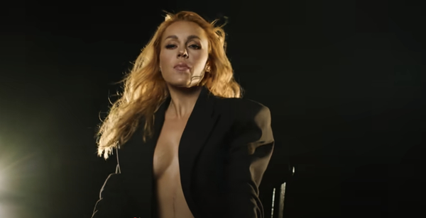 «Это было не запланировано»: Елена Тополя высказалась об обнаженной груди в новом клипе