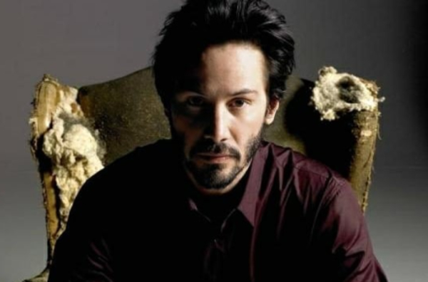 Киану Ривз поцеловал возлюбленную на премьере своего нового фильма