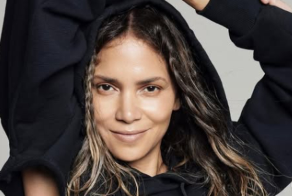 59-летняя Холли Берри снялась в золотистом бикини на побережье