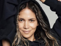 59-летняя Холли Берри снялась в золотистом бикини на побережье