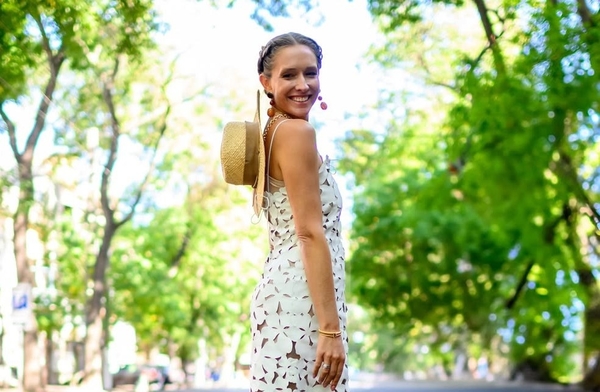 Осадчая в легком платье и с распущенными волосами заскучала по лету