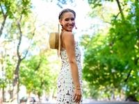 Осадчая в легком платье и с распущенными волосами заскучала по лету