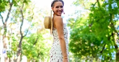 Осадчая в легком платье и с распущенными волосами заскучала по лету