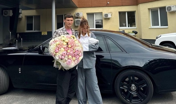 Никитюк засветила лицо сына и показала, как кормит его грудью