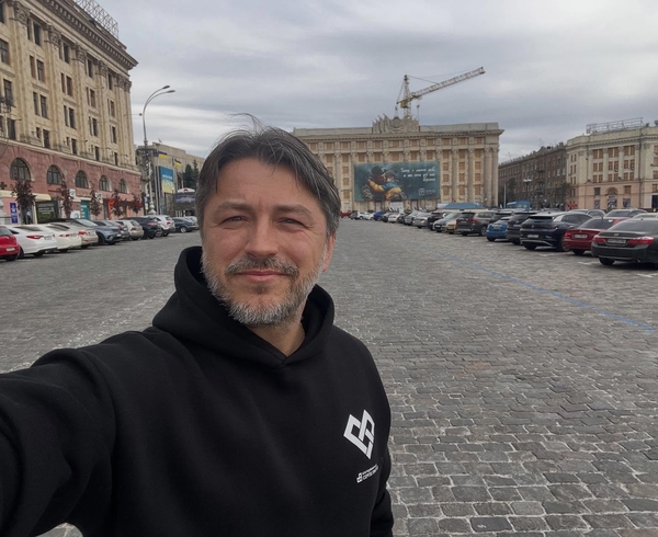 Притула запостил редкие фото с женой и детьми