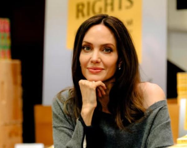 Анджелина Джоли засветила тату на всю спину в платье с вырезом