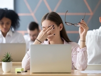 Осінній синдром сухого ока: чому батареї, вітер і монітори підкошують зір