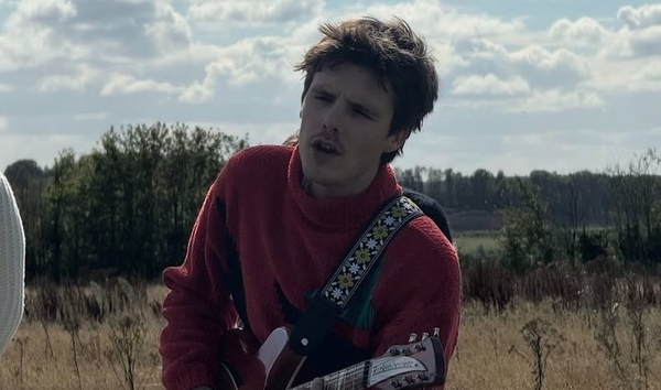 Младший сын Дэвида и Виктории Бекхэмов начал карьеру в музыке