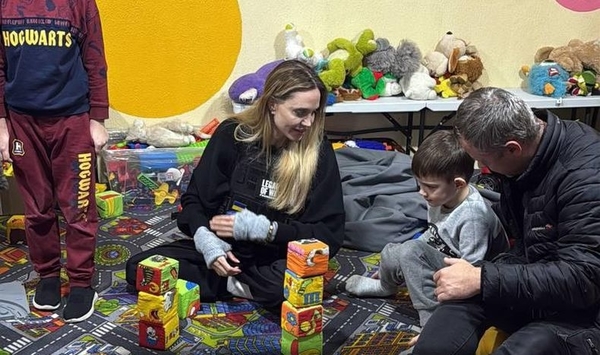 Прошла через границу пешком и получила особый подарок: новые подробности визита Джоли