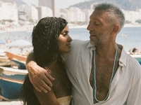 Молодая избранница Венсана Касселя похвасталась фотосессией на берегу моря