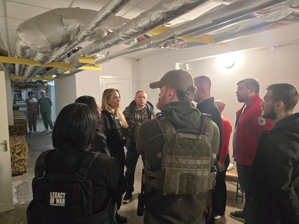 Джоли покинула Украину: пограничники показали фото с кинозвездой