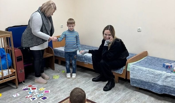 Анджелина Джоли запостила фото с поездки в Херсон и Николаев