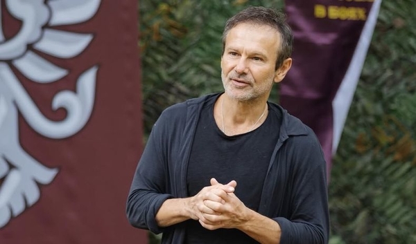 «Кринжово выглядит»: Вакарчука сравнили с участницей «Холостяка»