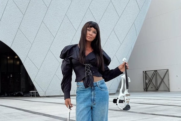 Ахат сверкнула голым животом в коротком топе в 60 лет