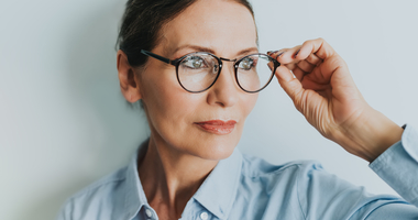 Чому при головному болю варто звернутися до офтальмолога