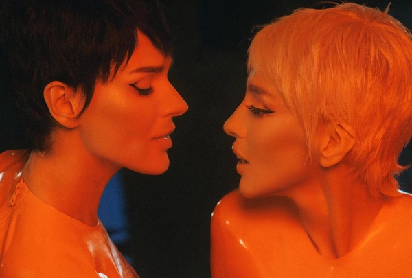 Полякова и Ефросинина снялись вместе в латексе и с короткими волосами