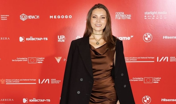 Антонина Хижняк посетила премьеру фильма с родителями и братом