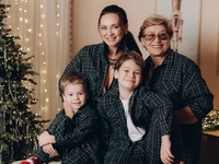 Саливанчук похвасталась рождественской фотосессией с мамой и сыновьями