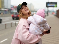 Анна Кошмал впервые показала лицо дочери и рассекретила ее крестную