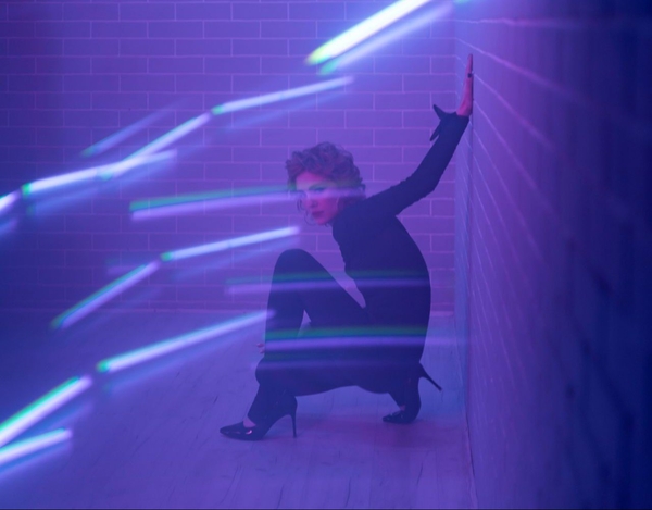 Janeuary показала неон нуарный клип на «Something else and wine», вдохновленный лондонскими студийными сессиями