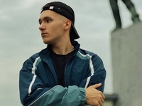 Известный украинский певец перенес операцию: первые кадры на костылях