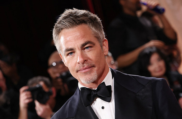 Крис Пайн совершил редкий выход на публику со своей девушкой