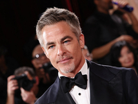 Крис Пайн совершил редкий выход на публику со своей девушкой