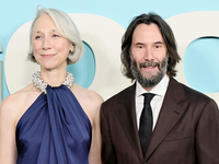 Девушка Киану Ривза показала их свидание на катке