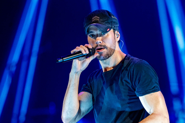 Энрике Иглесиас показал, как 5-летняя дочь учит его танцевать