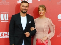 Елена Кравец впервые отреагировала на слухи, что развелась с мужем