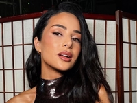 Огневич в чокере и платье с кристаллами снялась в чувственной фотосессии