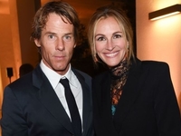 Джулия Робертс запостила редкое фото с мужем по случаю его 57-летия