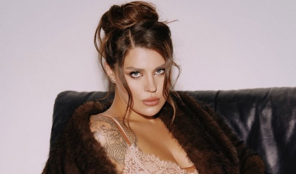 Солистка KAZKA взбудоражила сеть пикантной фотосессией в чулках