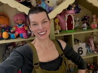 Милла Йовович показала, как сейчас выглядит ее младшая дочь